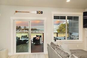 River & Marina View: Hammond Townhome w/ Hot Tub