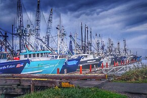 River & Marina View: Hammond Townhome w/ Hot Tub