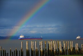 River & Marina View: Hammond Townhome w/ Hot Tub