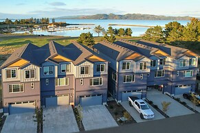 River & Marina View: Hammond Townhome w/ Hot Tub