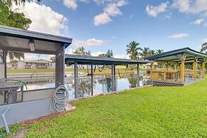 2 Mi to Lake Okeechobee: Waterfront Home w/ Deck!