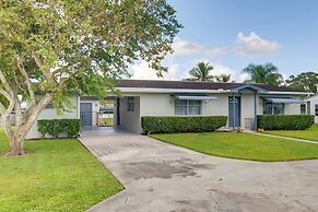 2 Mi to Lake Okeechobee: Waterfront Home w/ Deck!