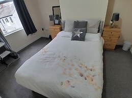 Blackpool - 2-beds - Sleeps 5 - Pet Friendly