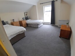 Blackpool - 2-beds - Sleeps 5 - Pet Friendly