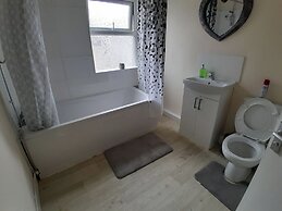 Blackpool - 2-beds - Sleeps 5 - Pet Friendly