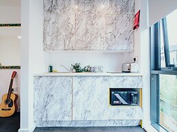 Airy and Bright Apartment in City Center