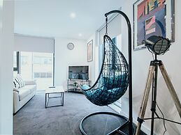 Airy and Bright Apartment in City Center