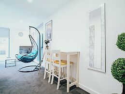 Airy and Bright Apartment in City Center