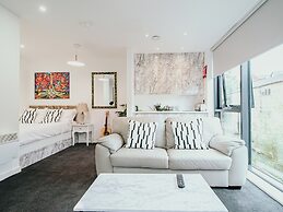 Airy and Bright Apartment in City Center