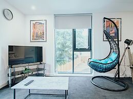 Airy and Bright Apartment in City Center