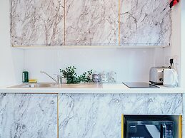 Airy and Bright Apartment in City Center