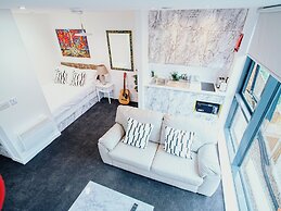 Airy and Bright Apartment in City Center