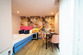 Outstanding Deluxe Self Contained City Apartment