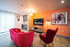 Outstanding Deluxe Self Contained City Apartment