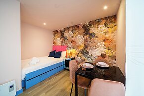 Outstanding Deluxe Self Contained City Apartment