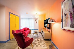 Outstanding Deluxe Self Contained City Apartment