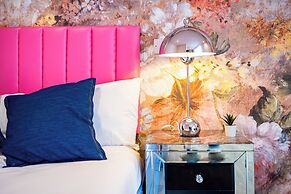 Outstanding Deluxe Self Contained City Apartment