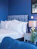 Blue Shade Studio Apartment in Sheffield City