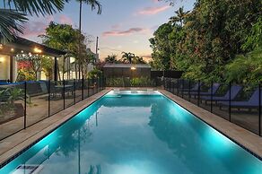 2 Mansions Pool Garden & BBQ Sleeps 22-8 BR