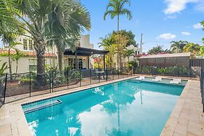 2 Mansions Pool Garden & BBQ Sleeps 22-8 BR