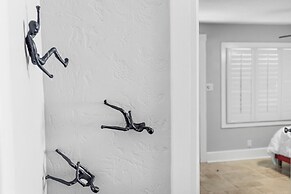 2 Mansions Pool Garden & BBQ Sleeps 22-8 BR