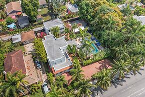 2 Mansions Pool Garden & BBQ Sleeps 22-8 BR