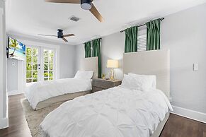 2 Mansions Pool Garden & BBQ Sleeps 22-8 BR