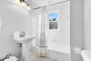 2 Mansions Pool Garden & BBQ Sleeps 22-8 BR