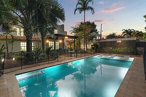 2 Mansions Pool Garden & BBQ Sleeps 22-8 BR