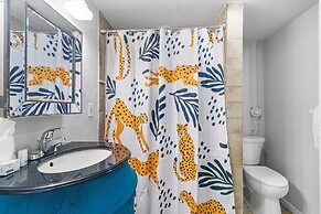 2 Mansions Pool Garden & BBQ Sleeps 22-8 BR