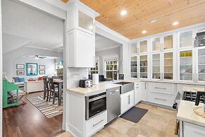 2 Mansions Pool Garden & BBQ Sleeps 22-8 BR