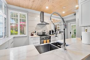 2 Mansions Pool Garden & BBQ Sleeps 22-8 BR