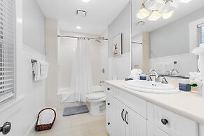 2 Mansions Pool Garden & BBQ Sleeps 22-8 BR