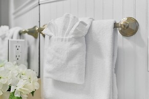 2 Mansions Pool Garden & BBQ Sleeps 22-8 BR