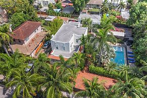 2 Mansions Pool Garden & BBQ Sleeps 22-8 BR