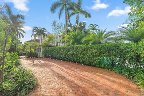 2 Mansions Pool Garden & BBQ Sleeps 22-8 BR