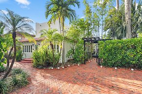 2 Mansions Pool Garden & BBQ Sleeps 22-8 BR