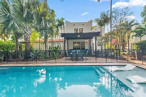 2 Mansions Pool Garden & BBQ Sleeps 22-8 BR