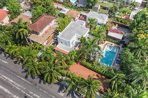 2 Mansions Pool Garden & BBQ Sleeps 22-8 BR