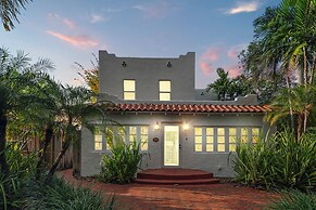 2 Mansions Pool Garden & BBQ Sleeps 22-8 BR