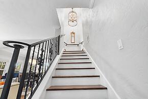 2 Mansions Pool Garden & BBQ Sleeps 22-8 BR