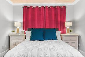 2 Mansions Pool Garden & BBQ Sleeps 22-8 BR