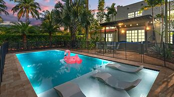 2 Mansions Pool Garden & BBQ Sleeps 22-8 BR