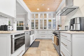 2 Mansions Pool Garden & BBQ Sleeps 22-8 BR