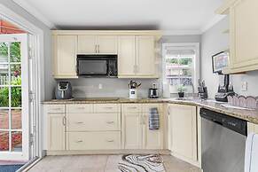 2 Mansions Pool Garden & BBQ Sleeps 22-8 BR