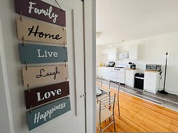 Charming 1BR Apartment Near Train Station