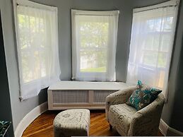 Charming 1BR Apartment Near Train Station