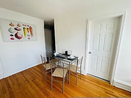 Charming 1BR Apartment Near Train Station