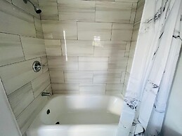 Charming 1BR Apartment Near Train Station