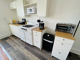 Charming 1BR Apartment Near Train Station